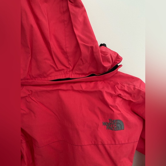 North Face lightweight & water resistant jacket with fleece lining - Picture 2 of 6